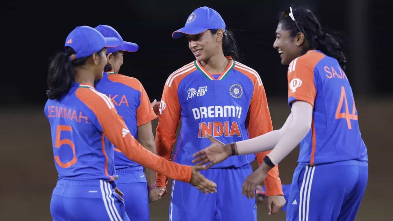 Indian Women's Cricket Team: স্মৃতিদের 'এক টুকরো ভালোবাসা' দিলেন নেপালের ক্রিকেটাররা, যে দৃশ্য কখনও ভোলার নয়... Indian Women's Cricket Team: স্মৃতিদের 'এক টুকরো ভালোবাসা' দিলেন নেপালের ক্রিকেটাররা, যে দৃশ্য কখনও ভোলার নয়...
