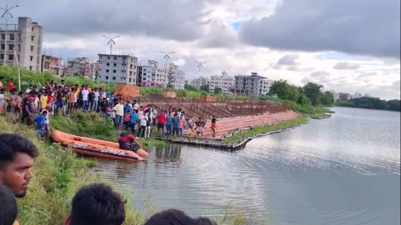 Newtown: পা পিছলে হল বিপত্তি, নিউটাউনের ঝিলে পড়ে নিখোঁজ ১৯ বছরের যুবক