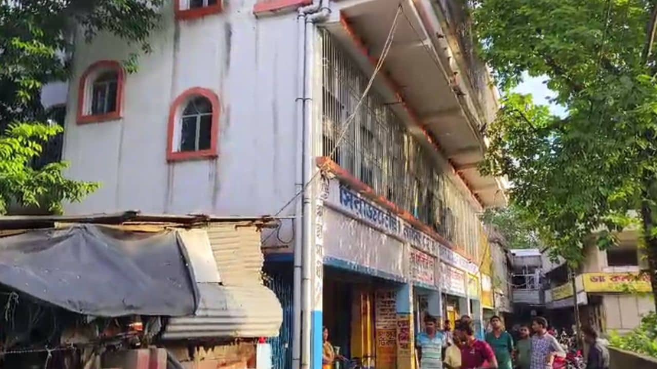 Murshidabad: এলাকার নামী হাসপাতাল বলেই চিনত সবাই, তার আড়ালে কি না এই ব্যবসা! মহিলাকে তুলল পুলিশ