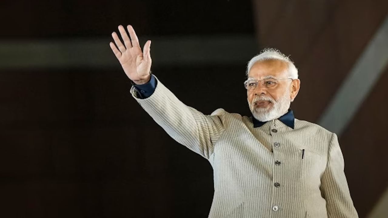 PM Narendra Modi: পিছনে ফেললেন তাবড় তাবড় রাষ্ট্রনেতাদের, নয়া পালক নমোর মুকুটে PM Narendra Modi: পিছনে ফেললেন তাবড় তাবড় রাষ্ট্রনেতাদের, নয়া পালক নমোর মুকুটে