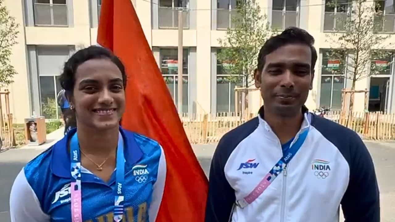 Paris Olympics 2024: ভিডিয়ো: প্যারিসে বড় দায়িত্বে সিন্ধু-শরথ, ২৬ জুলাইয়ের জন্য তর সইছে না ভারতীয় তারকার Paris Olympics 2024: ভিডিয়ো: প্যারিসে বড় দায়িত্বে সিন্ধু-শরথ, ২৬ জুলাইয়ের জন্য তর সইছে না ভারতীয় তারকার