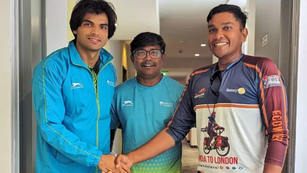 Neeraj Chopra: ২ বছর, ২২০০০ কিমি সাইকেলে; এতটা পথ পেরিয়ে প্যারিসে নীরজ চোপড়ার ফ্যান Neeraj Chopra: ২ বছর, ২২০০০ কিমি সাইকেলে; এতটা পথ পেরিয়ে প্যারিসে নীরজ চোপড়ার ফ্যান