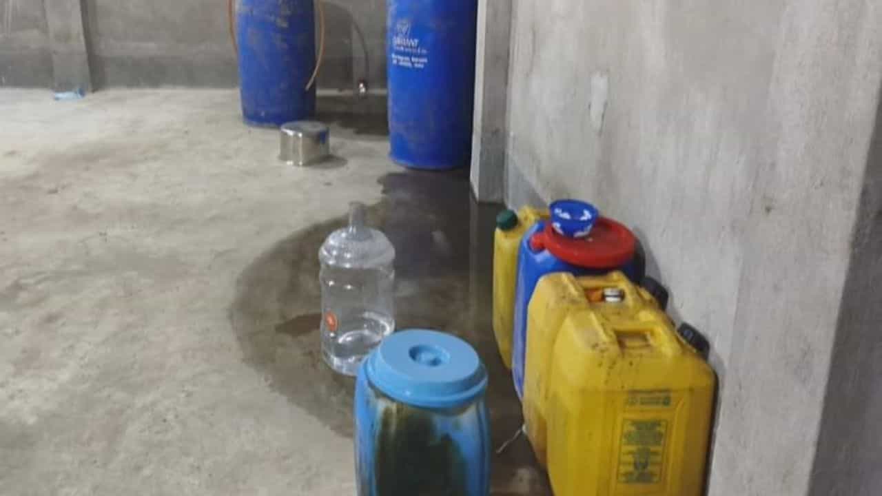 Canning: এক বিঘা জমির ওপর রীতিমতো তৈরি হয়েছিল ল্যাবরেটরি, পিয়ালিতে বেআইনি বাজি কারখানার হদিশ Canning: এক বিঘা জমির ওপর রীতিমতো তৈরি হয়েছিল ল্যাবরেটরি, পিয়ালিতে বেআইনি বাজি কারখানার হদিশ