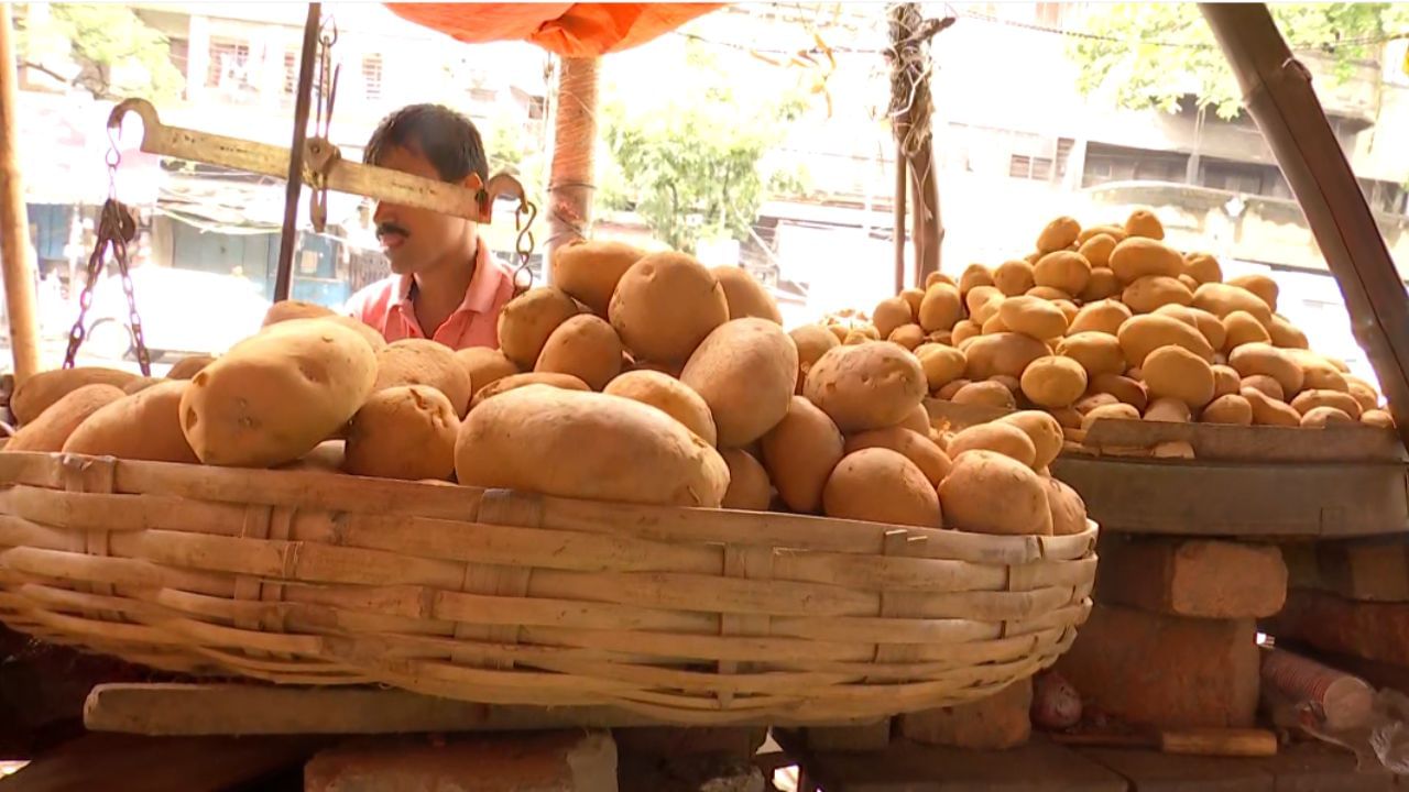 আলু কিনতে আধার কার্ড।