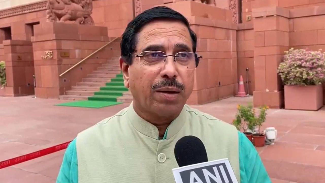 Pralhad Joshi: রামনগর জেলার নাম পরিবর্তনের সিদ্ধান্ত কর্নাটক সরকারের, কংগ্রেসকে তুলোধোনা কেন্দ্রীয় মন্ত্রীর