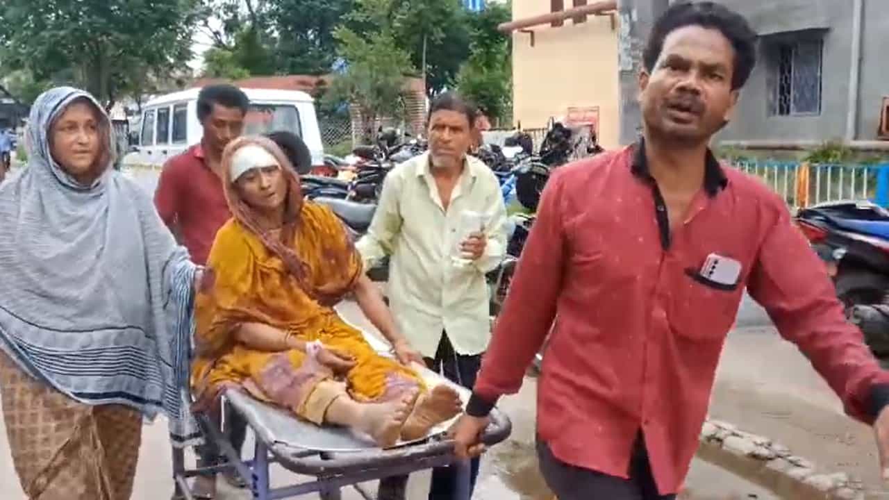 Purba Medinipur: মদ খেয়ে স্ত্রী-সন্তান সহ ৬ জনকে এলোপাথাড়ি কোপ, ধরা পড়তেই যা হাল হল… Purba Medinipur: মদ খেয়ে স্ত্রী-সন্তান সহ ৬ জনকে এলোপাথাড়ি কোপ, ধরা পড়তেই যা হাল হল…