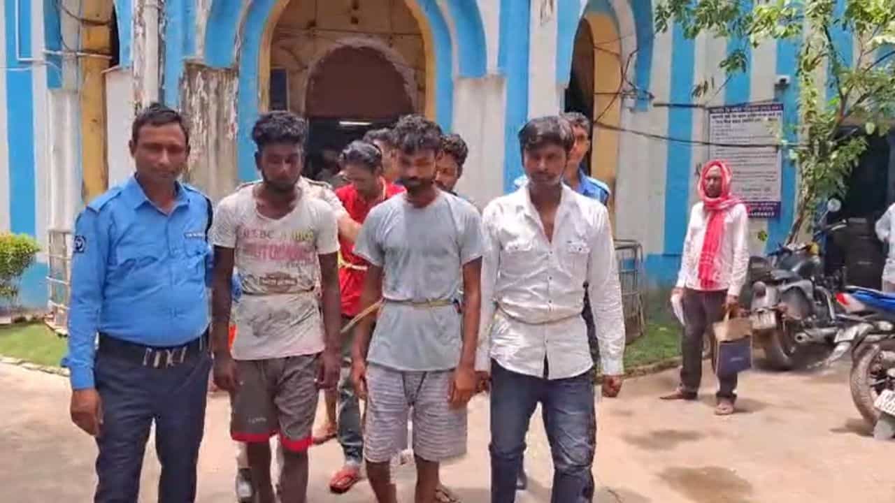 Burdwan: বন্ধুদের আড্ডায় বচসা-মারামারি, ড্রেনের ধার থেকে উদ্ধার যুবকের দেহ Burdwan: বন্ধুদের আড্ডায় বচসা-মারামারি, ড্রেনের ধার থেকে উদ্ধার যুবকের দেহ