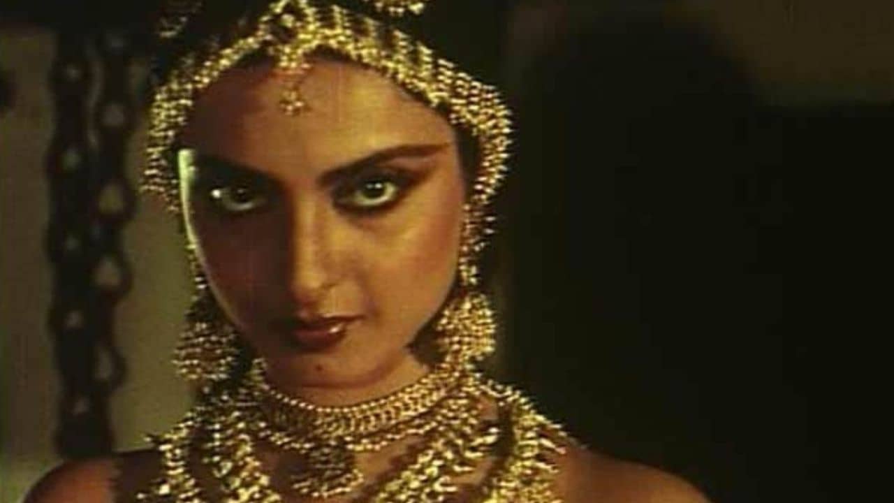 সাক্ষাৎকার দিতে গিয়ে হঠাৎ উঠে যান রেখা, অতিরিক্ত রাগের কারণেই কি এই আচরণ অভিনেত্রীর?