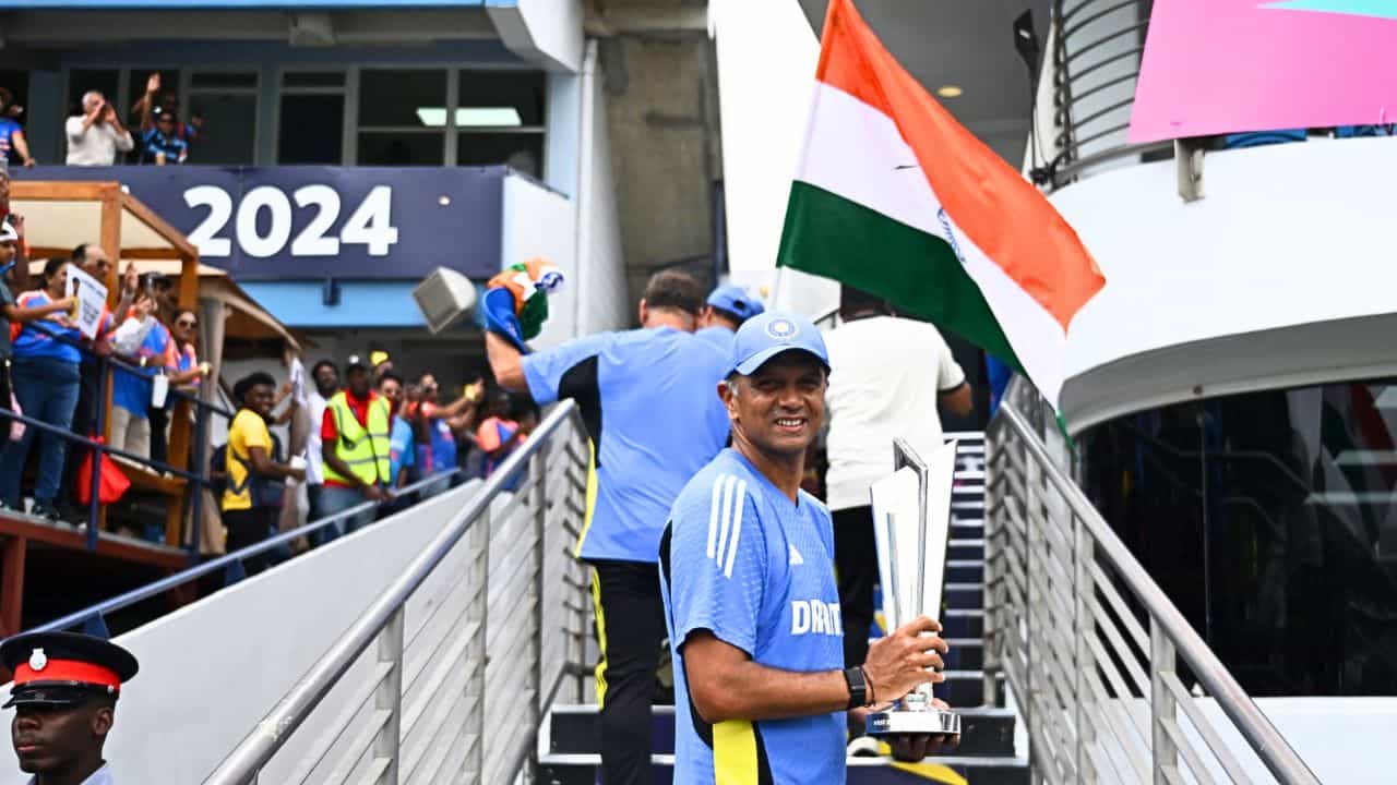 Rahul Dravid: দ্রাবিড় যুগের অবসান, শেষ বেলাতেও মন জয় করলেন দ্য ওয়াল Rahul Dravid: দ্রাবিড় যুগের অবসান, শেষ বেলাতেও মন জয় করলেন দ্য ওয়াল