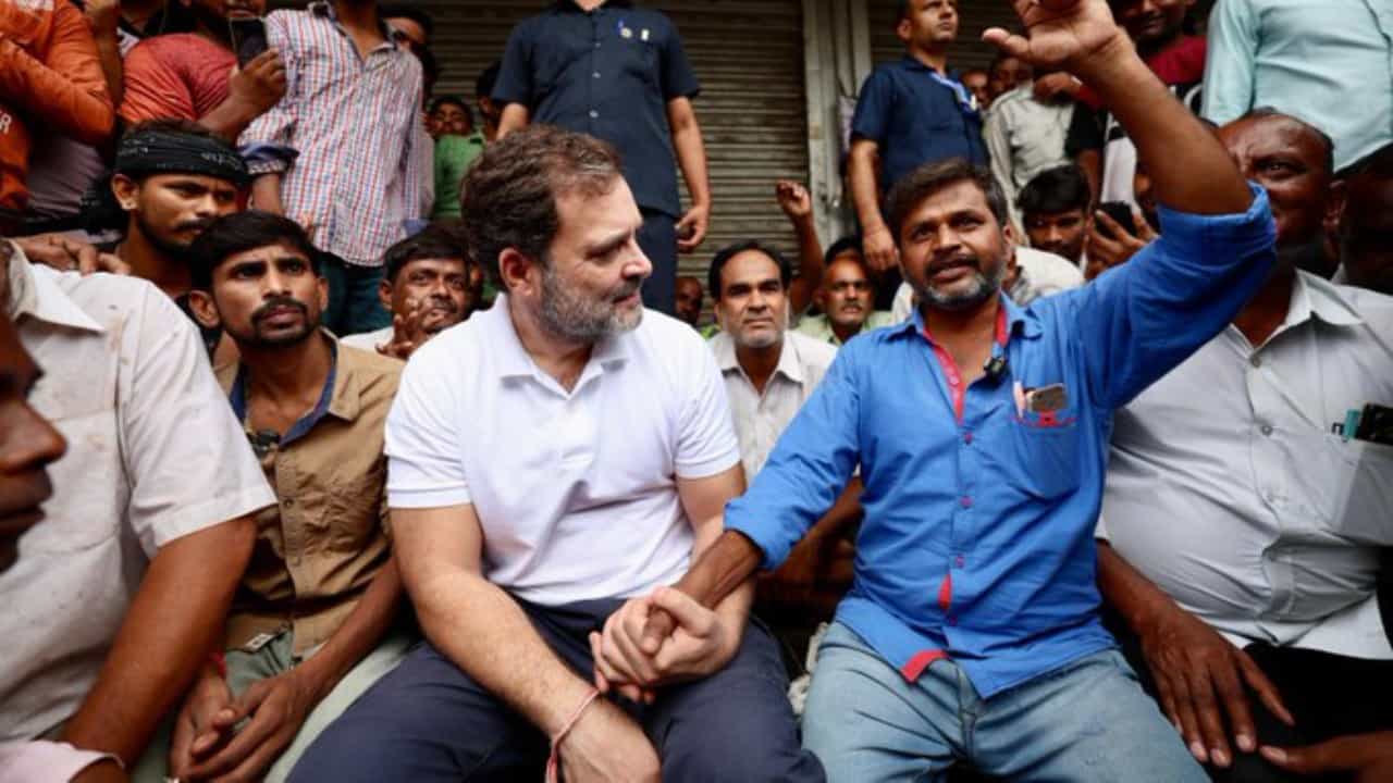 Rahul Gandhi at Hathras: হাথরসে রাহুল গান্ধী, দিলেন 'এই' আশ্বাস, চাপে যোগী প্রশাসন Rahul Gandhi at Hathras: হাথরসে রাহুল গান্ধী, দিলেন 'এই' আশ্বাস, চাপে যোগী প্রশাসন