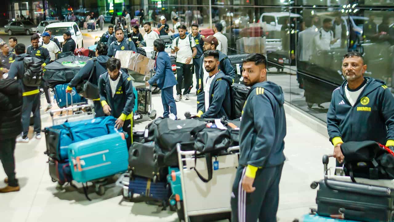 India Tour of Zimbabwe: প্রথম বার ভারতীয় টিমে, ফোন-পাসপোর্ট হারিয়ে জিম্বাবোয়ের বিমান ধরলেন! তারপর যা হল... India Tour of Zimbabwe: প্রথম বার ভারতীয় টিমে, ফোন-পাসপোর্ট হারিয়ে জিম্বাবোয়ের বিমান ধরলেন! তারপর যা হল...