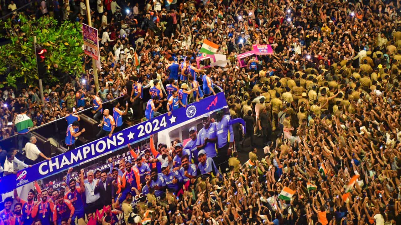 T20 World Cup 2024: ভিডিয়ো: হুডখোলা বাসে বিরাট-রোহিতদের ট্রফি নিয়ে সেলিব্রেশন, ওয়াংখেড়েতে নাচলেন চ্যাম্পিয়নরা T20 World Cup 2024: ভিডিয়ো: হুডখোলা বাসে বিরাট-রোহিতদের ট্রফি নিয়ে সেলিব্রেশন, ওয়াংখেড়েতে নাচলেন চ্যাম্পিয়নরা