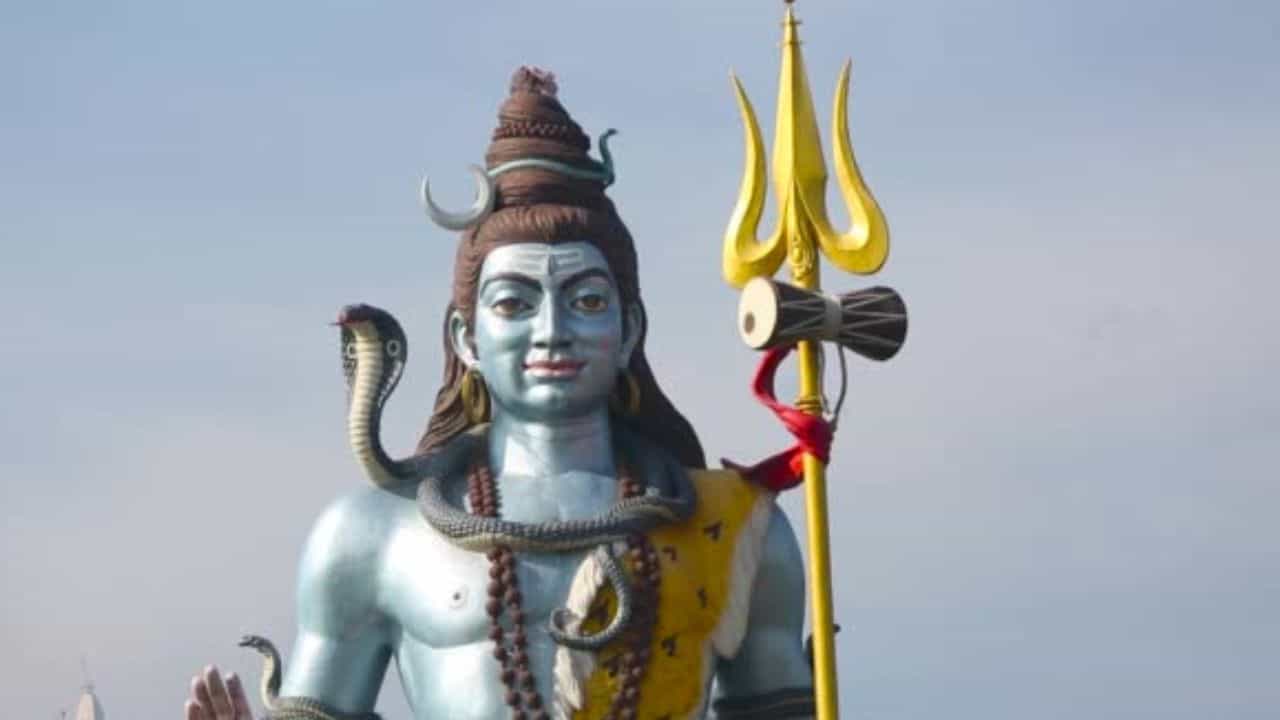 ২০২৪ সালটি অত্যন্ত বিরল ও শুভ। কারণ এবার শ্রাবণ মাসে ঘটতে চলেছে বিরল শুভযোগের ভিত্তিতে। জ্যোতিষশাস্ত্র মতে, ৭২ বছর পর শ্রাবণ মাস শুরুই হচ্ছে সোমবার দিয়ে, আবার শেষ হচ্ছে সোমবার দিয়ে। শ্রাবণ ও সোমবার, শিবের অত্যন্ত প্রিয় একটি মাস ও বার।