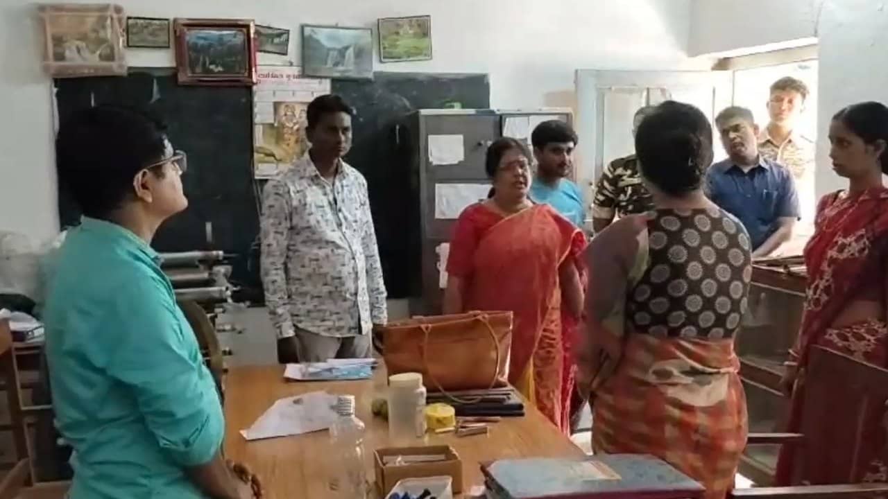 Bankura: মিড ডে মিল খেয়ে বাড়ি চলে যাচ্ছে পড়ুয়ারা, স্কুলেই যেতেই কারণ শুনে ঘুমে উড়ে গেল আধিকারিকদের