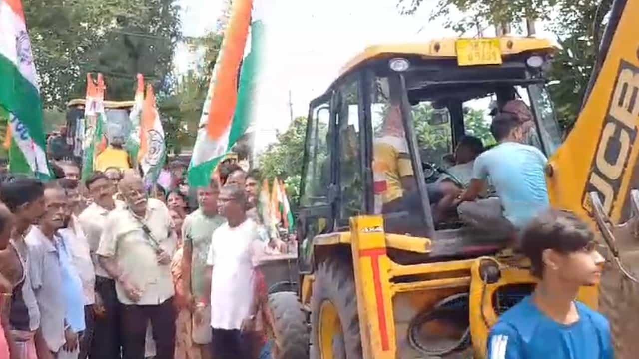 Siliguri: পরপর দু’দিন, তৃণমূলের বাধায় বেআইনি দখল তুলতে গিয়ে পিছু হটল গৌতমের পুরসভা Siliguri: পরপর দু’দিন, তৃণমূলের বাধায় বেআইনি দখল তুলতে গিয়ে পিছু হটল গৌতমের পুরসভা