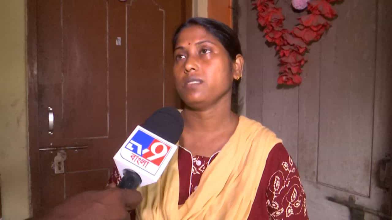 Siliguri: প্রেমিকের সঙ্গে পালিয়েও ৮ দিন পর ফেরেন বাড়ি, স্বামী ভালবাসার টানে ঘরেও তুলে নেন, তবুও যা ঘটল ভয় ধরাল বুকে Siliguri: প্রেমিকের সঙ্গে পালিয়েও ৮ দিন পর ফেরেন বাড়ি, স্বামী ভালবাসার টানে ঘরেও তুলে নেন, তবুও যা ঘটল ভয় ধরাল বুকে
