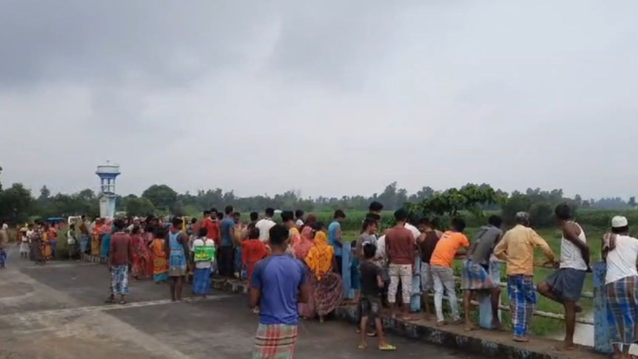 Balurghat: খাঁড়ির পাশে প্রাক্তন এনভিএফ কর্মীর অবস্থা দেখে ছুটির সকালে ঢি পড়ল গ্রামে Balurghat: খাঁড়ির পাশে প্রাক্তন এনভিএফ কর্মীর অবস্থা দেখে ছুটির সকালে ঢি পড়ল গ্রামে