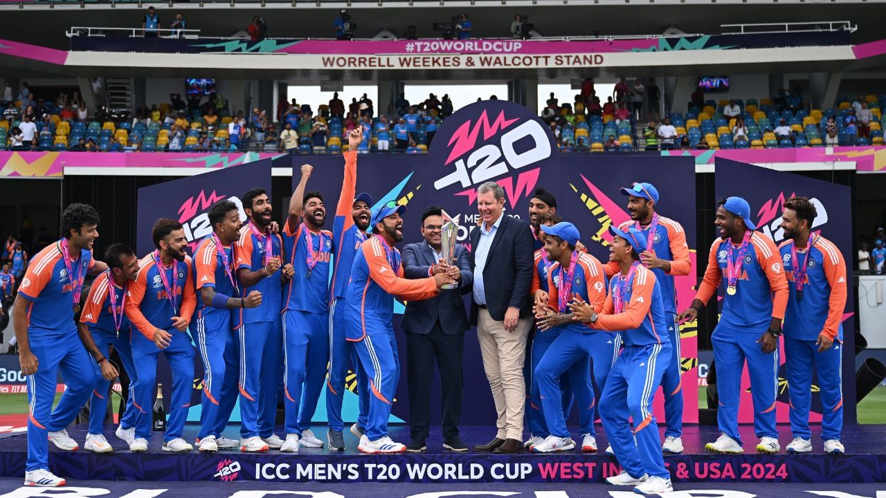 একেবারে অশ্বমেধের ঘোড়া ছুটিয়ে বার্বাডোজে এ বারের টি-২০ বিশ্বকাপ (T20 World Cup 2024) জিতেছে রোহিত শর্মার নেতৃত্বাধীন টিম ইন্ডিয়া (Team India)। (ছবি-বিসিসিআই)
