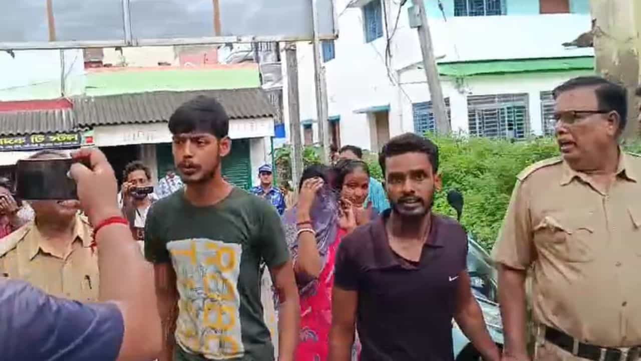Taherpur: ভরসন্ধ্যায় বাড়িতে ঢুকে গুলি করে খুন, মাস্টারমাইন্ড মহিলা-সহ ৪ জনের যাবজ্জীবন Taherpur: ভরসন্ধ্যায় বাড়িতে ঢুকে গুলি করে খুন, মাস্টারমাইন্ড মহিলা-সহ ৪ জনের যাবজ্জীবন