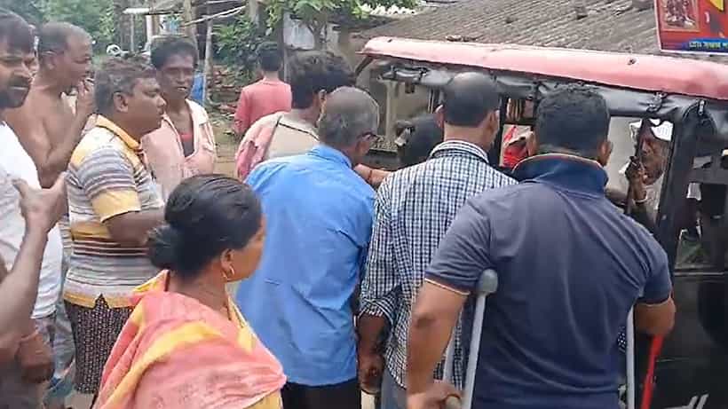 Tarkeshwar: কাজে আসছে না পুলিশের প্রচার! ফের তারকেশ্বরে চোর সন্দেহে মহিলাকে গাছে বেঁধে ‘হেনস্থা’, টোটোয় চাপিয়ে ঘোরানো হল গ্রাম