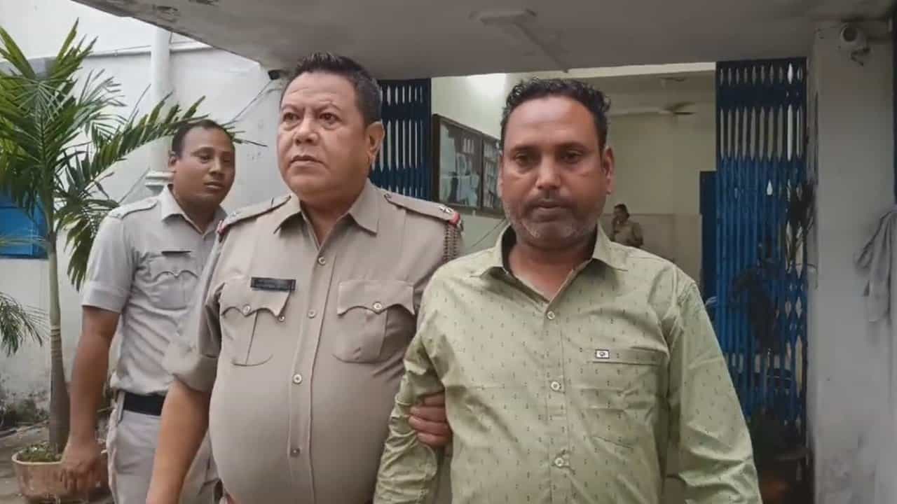 Trinamool Leader Arrested: ৬০ বিঘা সরকারি জমি বেআইনিভাবে বিক্রির অভিযোগ, নকশালবাড়িতে গ্রেফতার তৃণমূলের পূর্ত কর্মাধ্যক্ষ Trinamool Leader Arrested: ৬০ বিঘা সরকারি জমি বেআইনিভাবে বিক্রির অভিযোগ, নকশালবাড়িতে গ্রেফতার তৃণমূলের পূর্ত কর্মাধ্যক্ষ