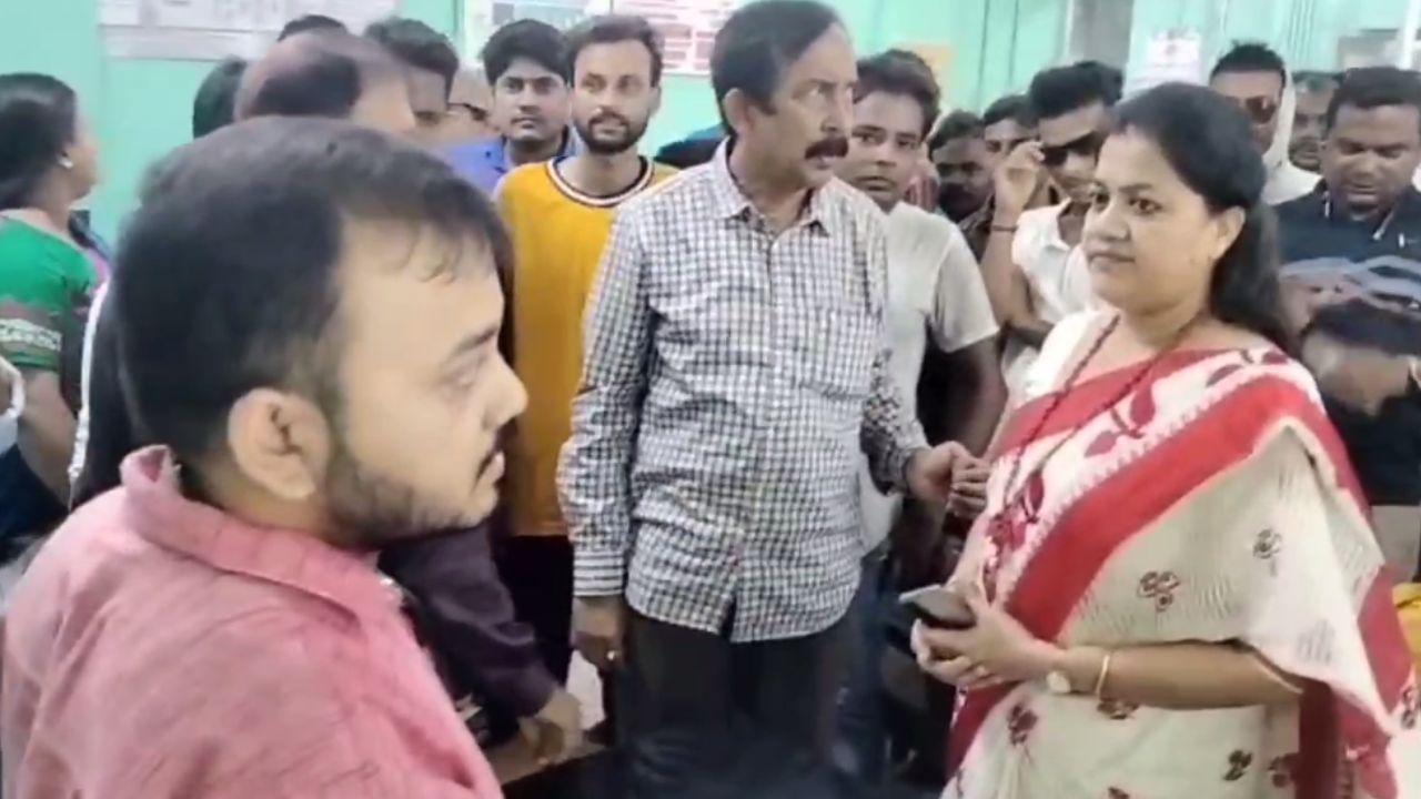 Bardhaman: হাসপাতালের বাথরুমে মগ-বালতি নেই! শর্মিলাকে দেখেই ক্ষোভে ফুঁসে উঠলেন এলাকাবাসী Bardhaman: হাসপাতালের বাথরুমে মগ-বালতি নেই! শর্মিলাকে দেখেই ক্ষোভে ফুঁসে উঠলেন এলাকাবাসী