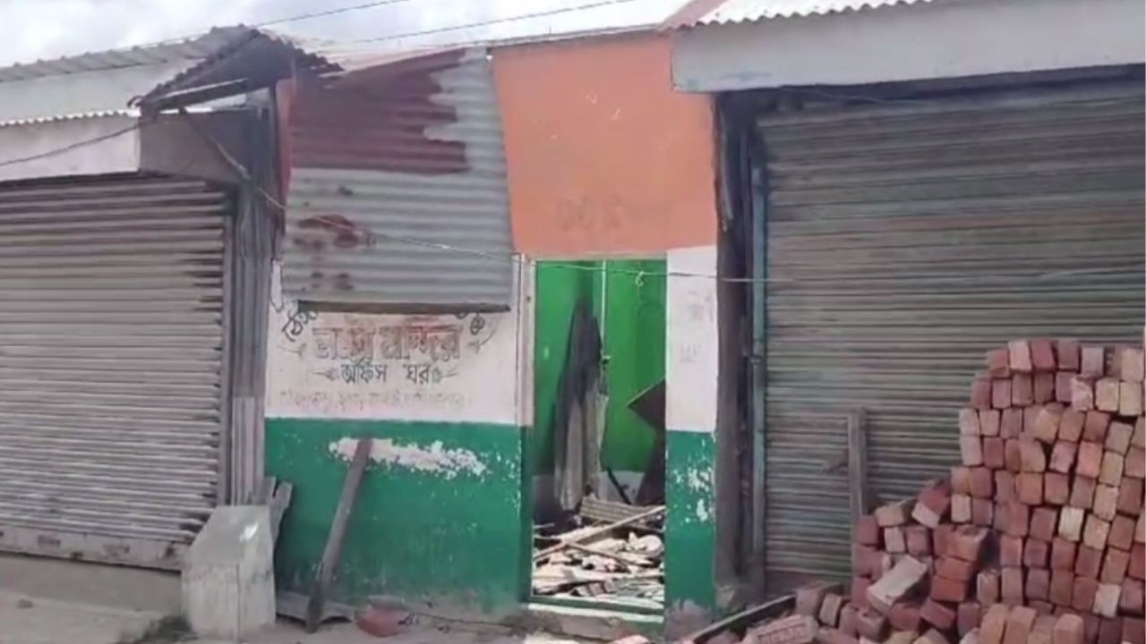 Bombing: একটা ভয়ঙ্কর শব্দ, এলাকাবাসীর কাছে খবর পেতেই ছুটল পুলিশ, গিয়ে দেখলেন... Bombing: একটা ভয়ঙ্কর শব্দ, এলাকাবাসীর কাছে খবর পেতেই ছুটল পুলিশ, গিয়ে দেখলেন...