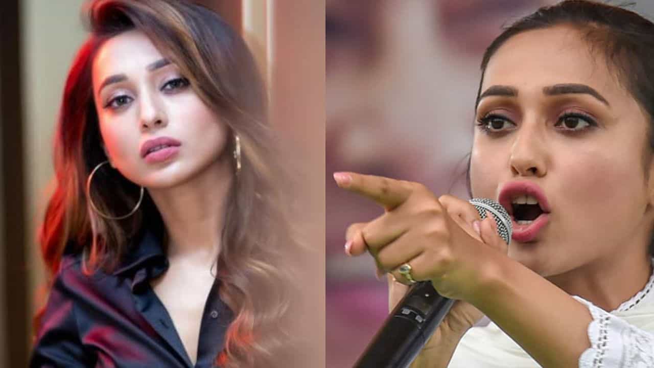 Viral Video: 'কেন বাংলা ভাষায় কথা বলতে লজ্জা লাগে?' কাদের ওপর চটলেন মিমি Viral Video: 'কেন বাংলা ভাষায় কথা বলতে লজ্জা লাগে?' কাদের ওপর চটলেন মিমি