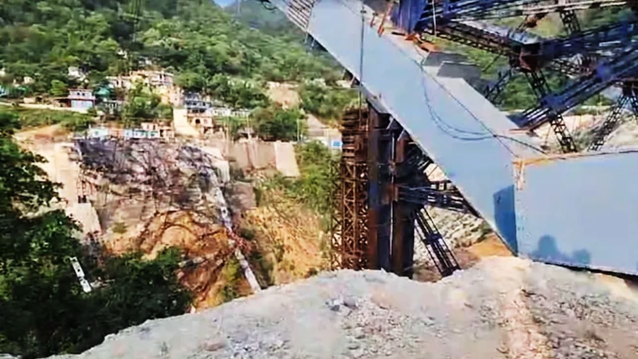 Uttarakhand Bridge: দেবভূমিতেও ভাঙল নির্মীয়মান সেতু, মুছল 'সিগনেচার', নিমেষে জলে ৭৬ কোটি টাকা