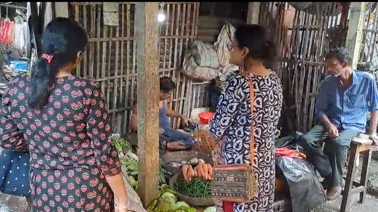 Jalpaiguri: কাঁচা সবজির দাম যাচাইয়ে বেরিয়ে ক্ষোভের মুখে ধূপগুড়ির মহকুমা শাসক Jalpaiguri: কাঁচা সবজির দাম যাচাইয়ে বেরিয়ে ক্ষোভের মুখে ধূপগুড়ির মহকুমা শাসক