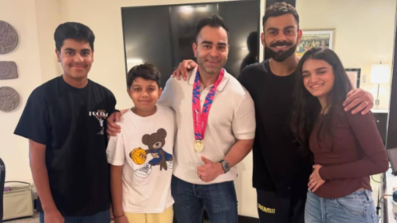 Virat Kohli Family: পরিবারের সঙ্গে দেখা, ভাবনায় ভেসে গেলেন বিরাট কোহলি