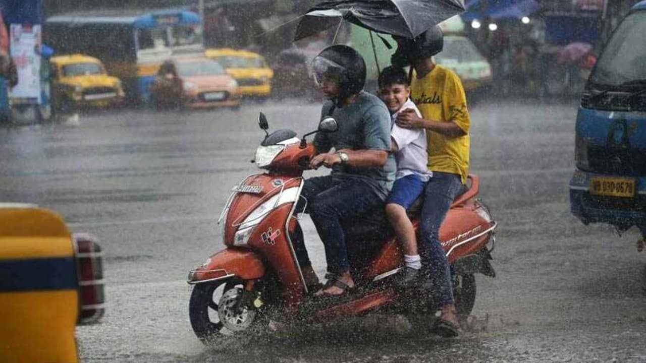 Today Weather Update: বর্ষার জলে মিশছে নিম্নচাপ, দুর্যোগের জন্য তৈরি থাকুন