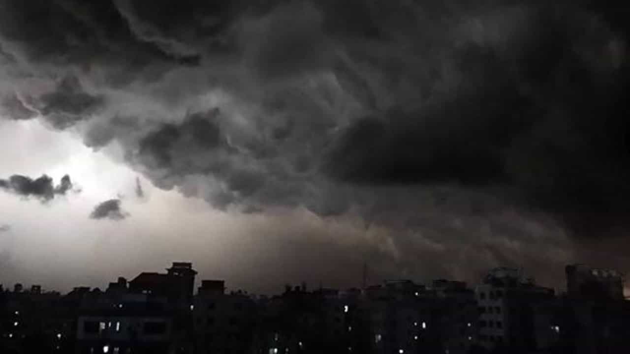 Rain Forecast: দক্ষিণবঙ্গের জন্য বড়সড় অশনি সংকেত হাওয়া অফিসের! কী হবে আগামী ২৪ ঘণ্টায়? Rain Forecast: দক্ষিণবঙ্গের জন্য বড়সড় অশনি সংকেত হাওয়া অফিসের! কী হবে আগামী ২৪ ঘণ্টায়?