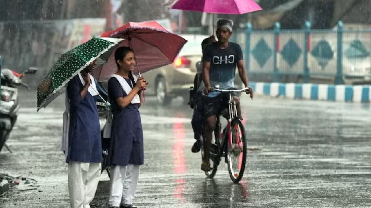 Weather Update: গুটি গুটি পায়ে এগোচ্ছে নিম্নচাপ, আগামী ৭ দিনেই দক্ষিণবঙ্গে ‘স্বাভাবিকের’ রেকর্ড ভাঙতে পারে বৃষ্টি