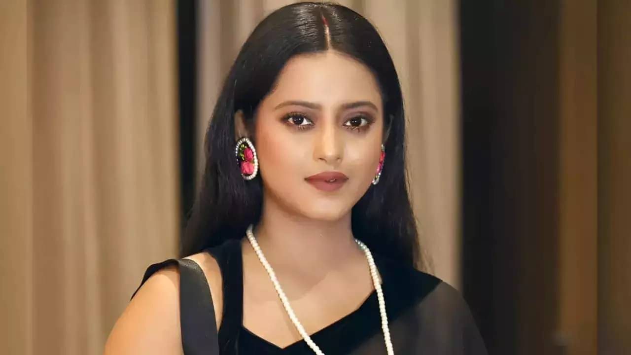 লাল শাড়ি পরে একটি ভিডিয়ো করে পাঠাও, রাতারাতি শ্রুতির জীবন যায় পাল্টে