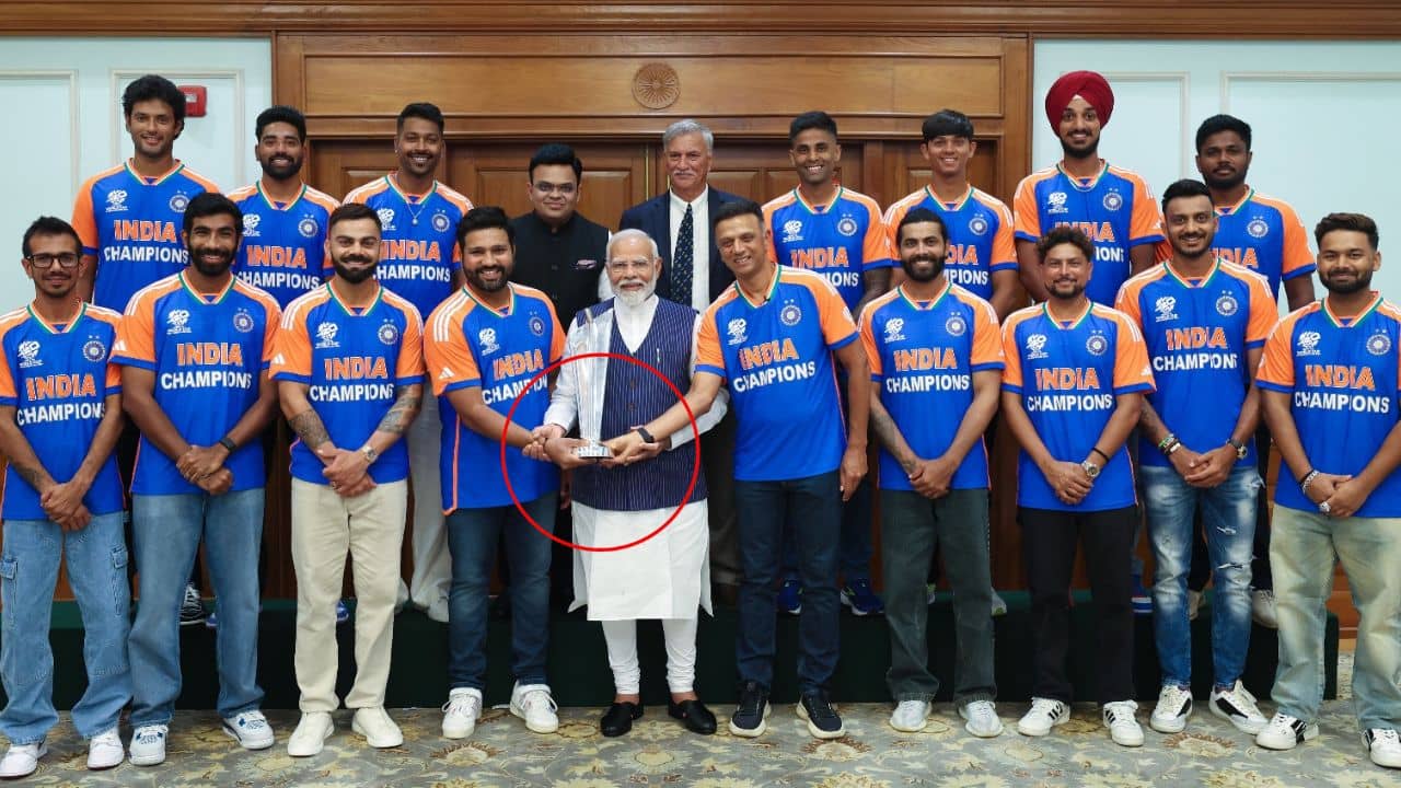 T20 World Cup 2024: বিশ্বকাপ ট্রফির জায়গায় কেন রোহিত-দ্রাবিড়ের হাত ধরেছিলেন মোদী?