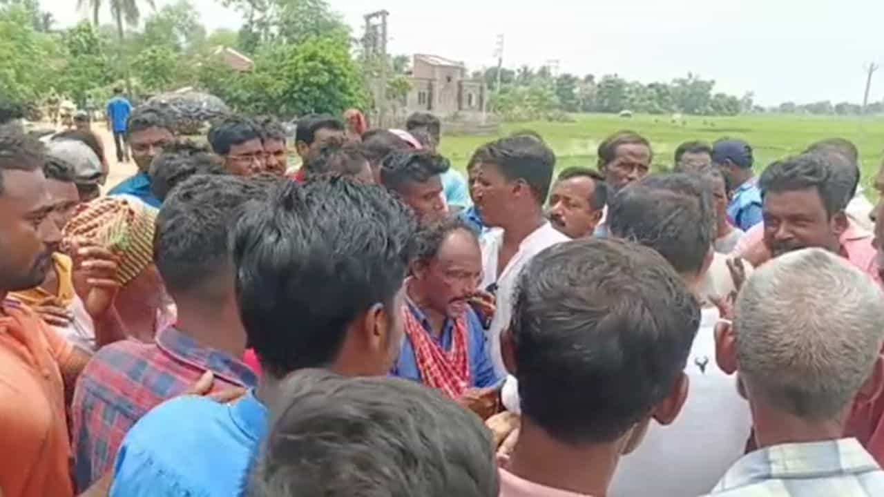Medinipur: গ্রামের আড়াই কিলোমিটার রাস্তার কাজ অসম্পূর্ণ, গ্রাম পঞ্চায়েতের সামনে বিক্ষোভ Medinipur: গ্রামের আড়াই কিলোমিটার রাস্তার কাজ অসম্পূর্ণ, গ্রাম পঞ্চায়েতের সামনে বিক্ষোভ