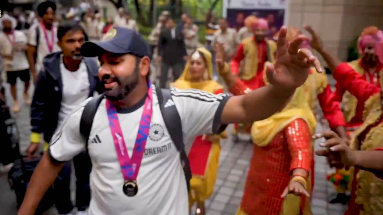 Rohit Sharma ভিডিয়ো: রোহিতের হাতে ট্রফি, সমর্থকদের হাতে পতাকা; হোটেলে ফিরেই নাচ