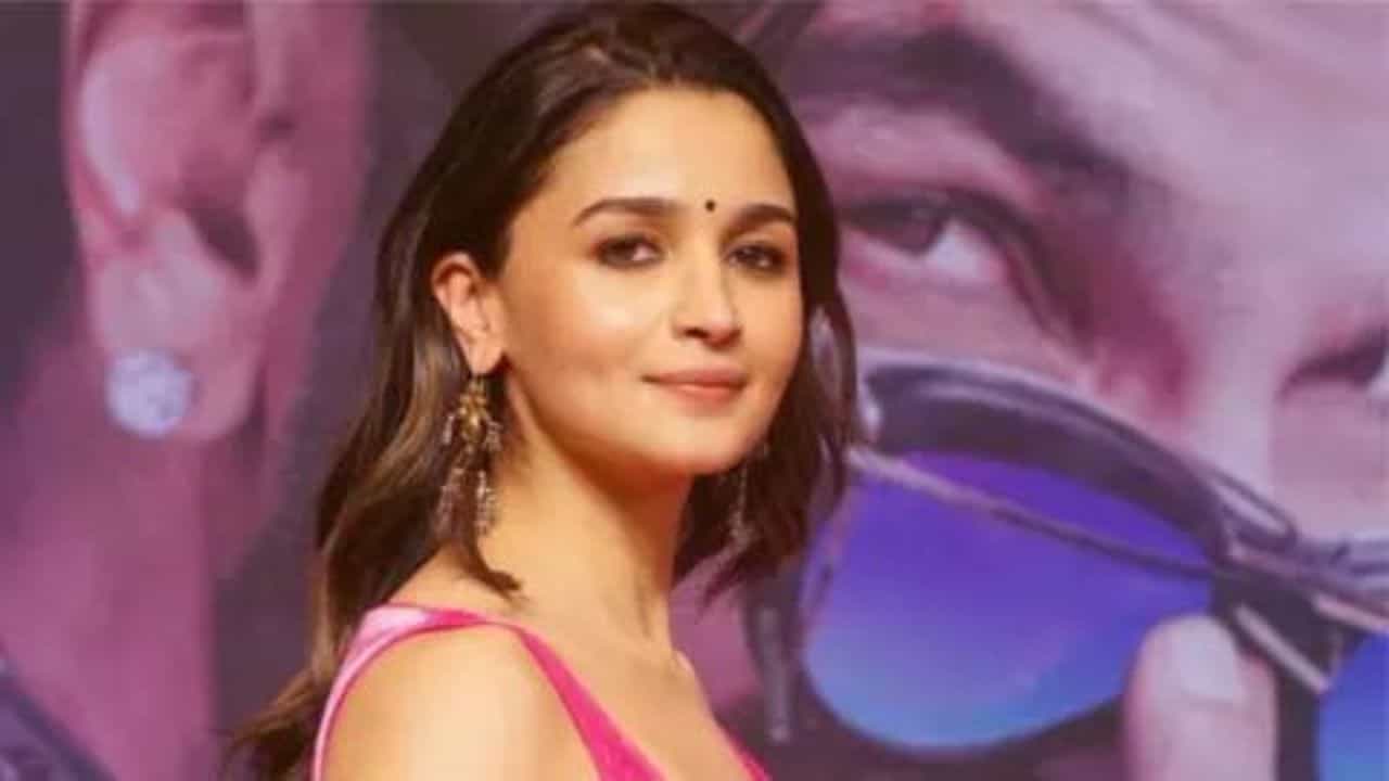 Video: 'আমাকে সকলে ছেলে ভাবত!' আলিয়ার স্টাইলে কী পরিবর্তন আনেন মা সোনি... Video: 'আমাকে সকলে ছেলে ভাবত!' আলিয়ার স্টাইলে কী পরিবর্তন আনেন মা সোনি...