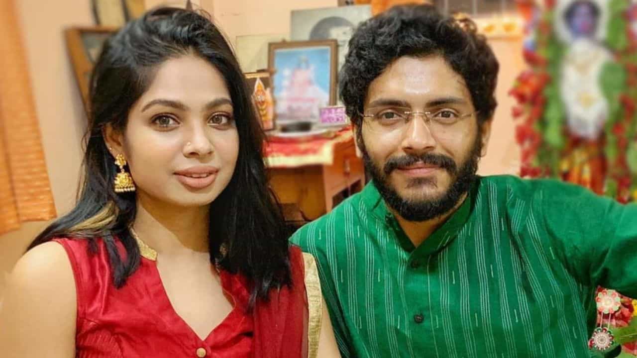 'শুধু মেয়ের জন্যই...', সব তো ঠিকই ছিল! ফের এ কোন ইঙ্গিত সৃজার? 'শুধু মেয়ের জন্যই...', সব তো ঠিকই ছিল! ফের এ কোন ইঙ্গিত সৃজার?