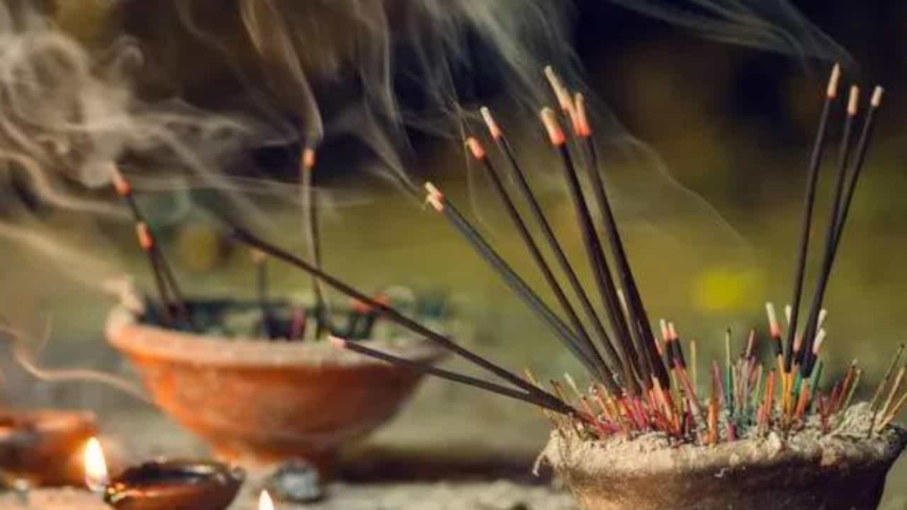 Ashadha Amavasya 2024: পঞ্চাঙ্গ মতে, কবে পড়েছে আষাঢ় অমাবস্যা? দিনের সবচেয়ে শুভ সময় কখন? Ashadha Amavasya 2024: পঞ্চাঙ্গ মতে, কবে পড়েছে আষাঢ় অমাবস্যা? দিনের সবচেয়ে শুভ সময় কখন?