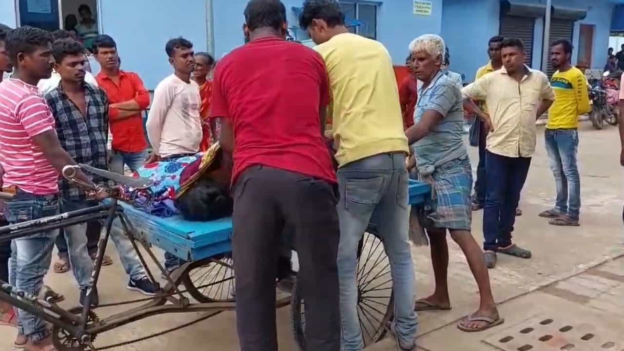 Bankura: স্বনির্ভর গোষ্ঠীর ঋণ শোধে আসছিল লাগাতার ‘চাপ’, সকালেই পেয়ার গাছ থেকে ঝুলতে দেখা গেল গৃহবধূর দেহ Bankura: স্বনির্ভর গোষ্ঠীর ঋণ শোধে আসছিল লাগাতার ‘চাপ’, সকালেই পেয়ার গাছ থেকে ঝুলতে দেখা গেল গৃহবধূর দেহ