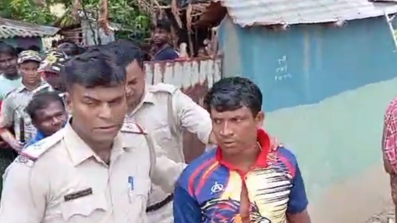 Bolpur: পসরা ভালই সাজিয়েছিলেন, এক চুটকিতেই নাকি সমস্যা হত গায়েব, ২৬ বছরের যুবতী ডেরায় যেতেই আসল রূপ বেরিয়ে এল তান্ত্রিকের Bolpur: পসরা ভালই সাজিয়েছিলেন, এক চুটকিতেই নাকি সমস্যা হত গায়েব, ২৬ বছরের যুবতী ডেরায় যেতেই আসল রূপ বেরিয়ে এল তান্ত্রিকের