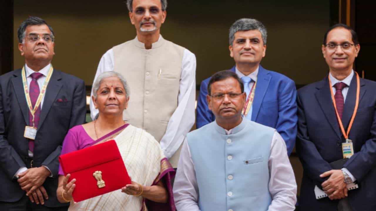 নরেন্দ্র মোদীর ৩.০ সরকারের প্রথম বাজেটে পেশ করলেন কেন্দ্রীয় অর্থমন্ত্রী নির্মলা সীতারামন। আর প্রথম বাজেটেই ঢালাও বরাদ্দ পেল এনডিএ-র শরিক দুই রাজ্য, বিহার ও অন্ধ্র প্রদেশ। এরপরই প্রশ্ন উঠছে, বাংলা কী পেল?