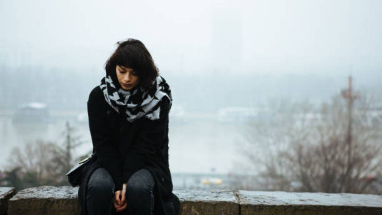 Depression: অবসাদ থেকেই বিঘ্নিত হয় মানসিক ভারসাম্য, লক্ষণগুলি জেনে এখনই সতর্ক হন