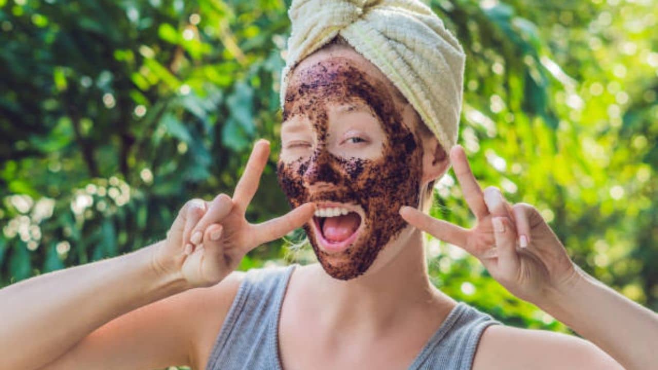 DIY Coffee Face Pack: বর্ষায় হারিয়েছে ত্বকের জেল্লা? রান্নাঘরের তাকে পড়ে থাকা কফি দিয়ে সারুন রূপচর্চা