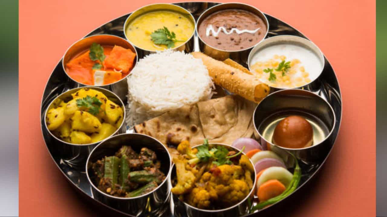 ভারত মানেই বৈচিত্র্য, বৈচিত্র্যের মধ্যে ঐক্য। বিভিন্ন ধর্ম, ভাষা এবং বর্ণের লোকেরা একসঙ্গে বসবাস করে, যাদের জীবনযাত্রা এবং রীতিনীতি একে অপরের থেকে সম্পূর্ণ আলাদা। এমনকি স্বাদেও অনেক বৈচিত্র্য রয়েছে। প্রতিটি রাজ্যে ঐতিহ্যবাহী খাবারের ভিন্ন-ভিন্ন গল্প রয়েছে