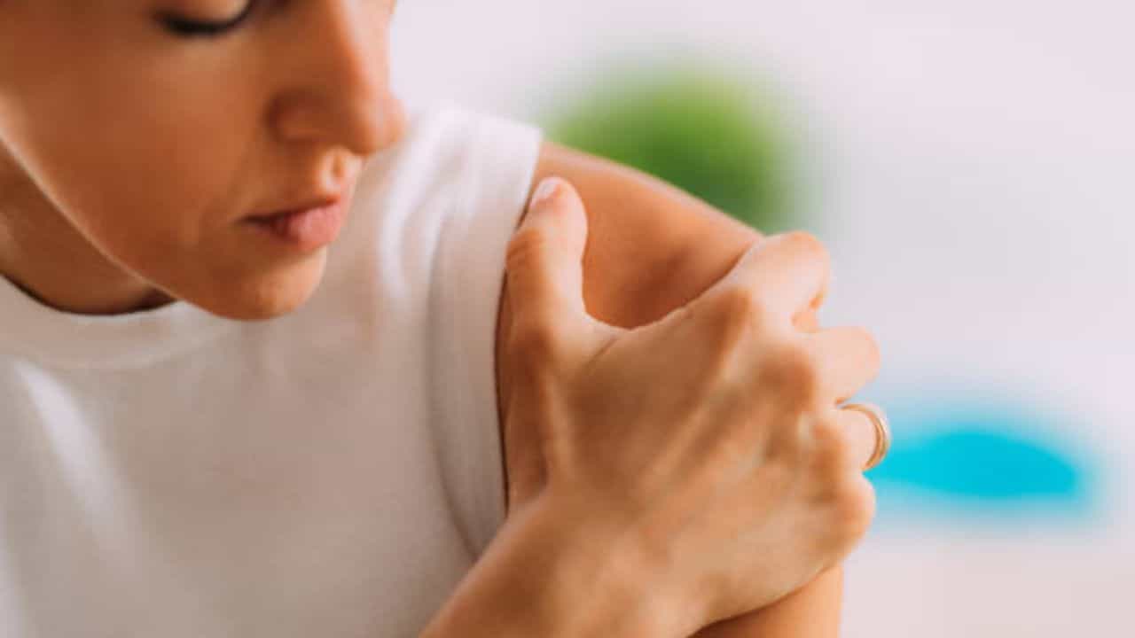 Frozen Shoulder: কাঁধ শক্ত হয়ে থাকে, হাত নাড়াতে পারেন না? ফ্রোজেন শোল্ডার থেকে কি মুক্তির কোনও উপায় নেই? Frozen Shoulder: কাঁধ শক্ত হয়ে থাকে, হাত নাড়াতে পারেন না? ফ্রোজেন শোল্ডার থেকে কি মুক্তির কোনও উপায় নেই?