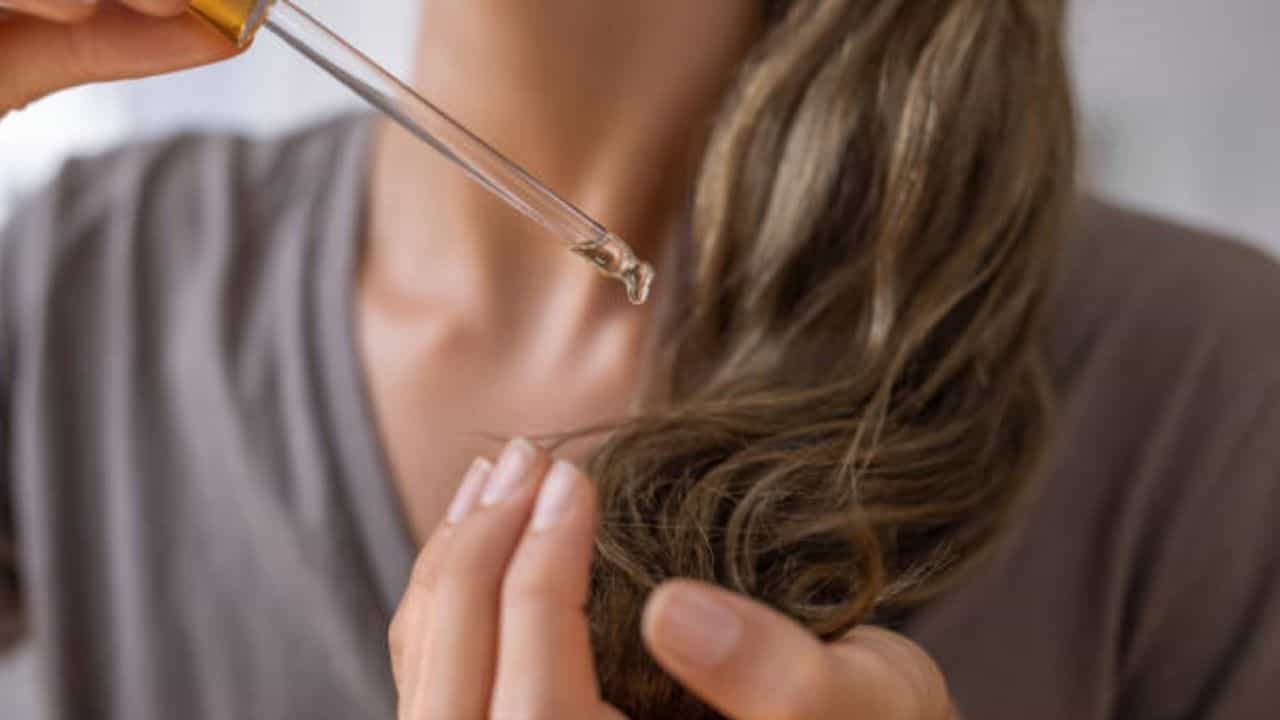 Hair Serum Making Tips: চুল হবে উজ্জ্বল ও মজবুত, বাড়িতেই ঘরোয়া উপাদানে তৈরি করুন হেয়ার সিরাম Hair Serum Making Tips: চুল হবে উজ্জ্বল ও মজবুত, বাড়িতেই ঘরোয়া উপাদানে তৈরি করুন হেয়ার সিরাম