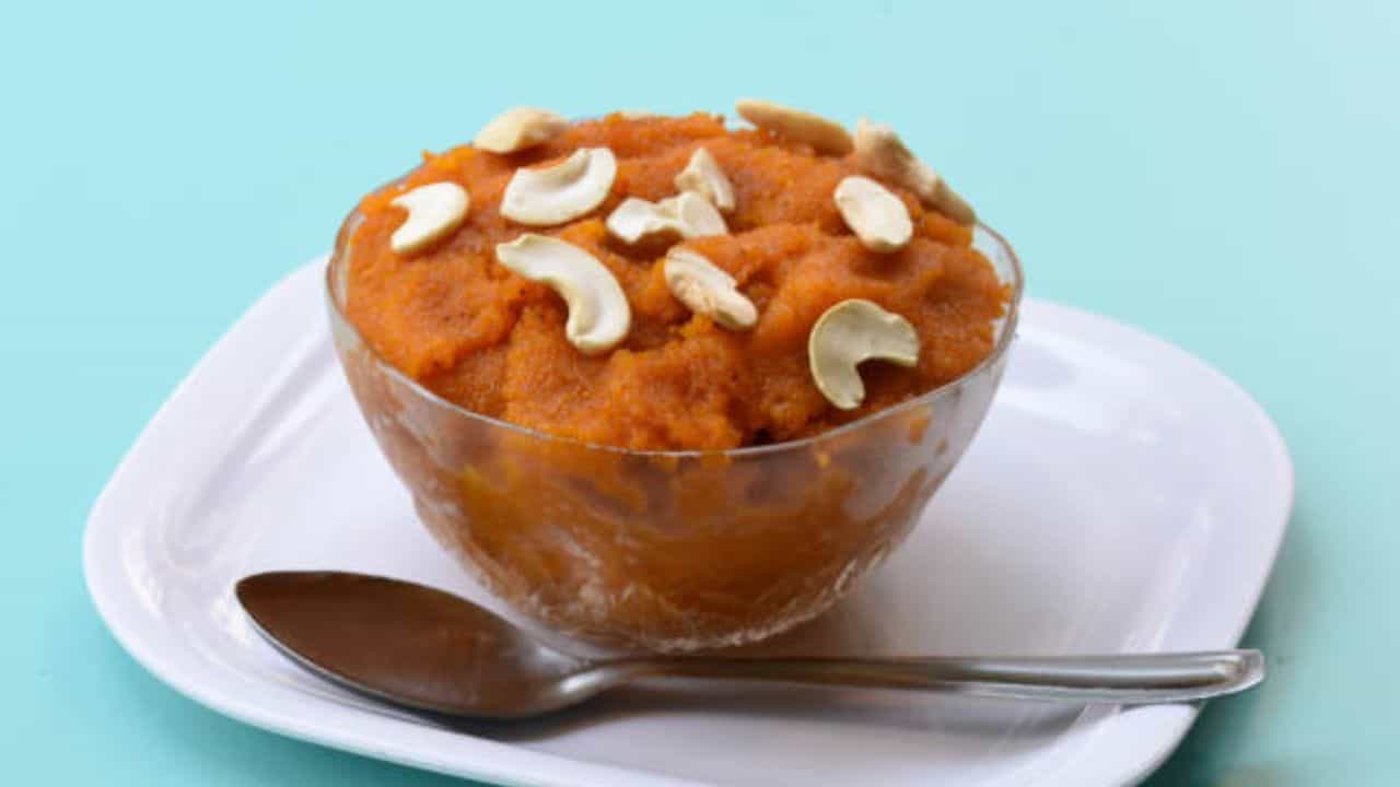 পুজো হোক বা টিফিন, হালুয়া হলে জমে যায়। ছোট থেকে বড়, কম-বেশি সকলেই হালুয়া খেতে ভালবাসে। মিষ্টি পদ হিসাবে এর জুড়ি নেই